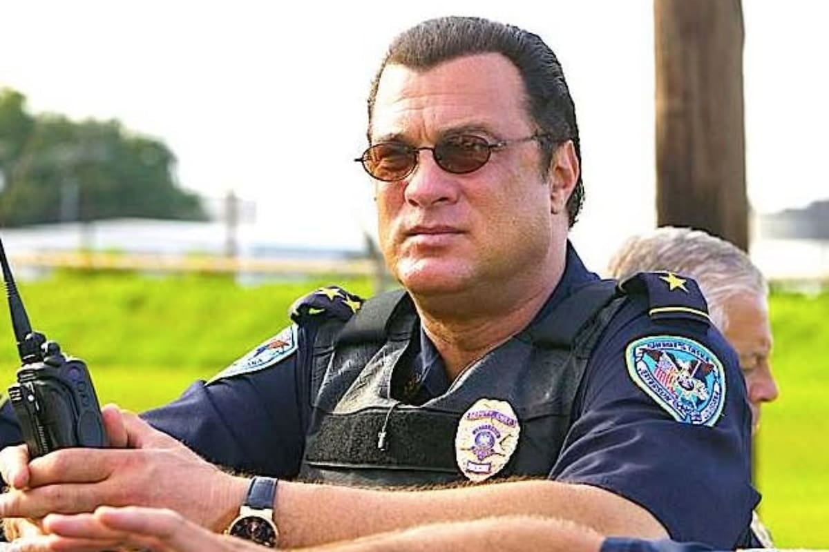 Steven Seagal cambió la cámara por la frontera: ahora patrulla junto a la policía de un condado en Texas
