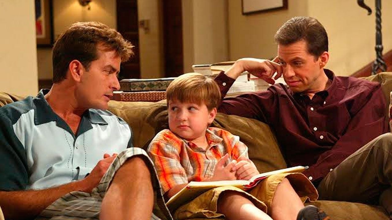 La vez que Hugh Grant estuvo a punto de quedarse con la sillón que dejó Charlie Sheen y se bajó a último momento
