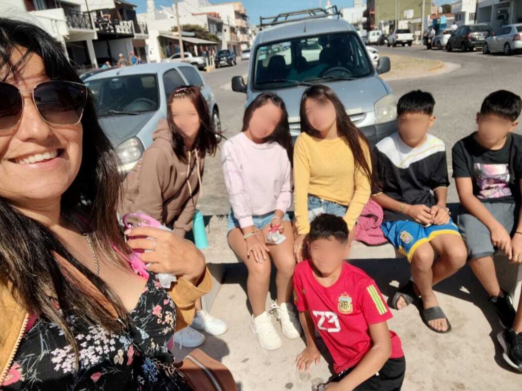 De un departamento chico a una mesa de nueve: la historia de María Laura y los seis hermanos que la eligieron como mamá