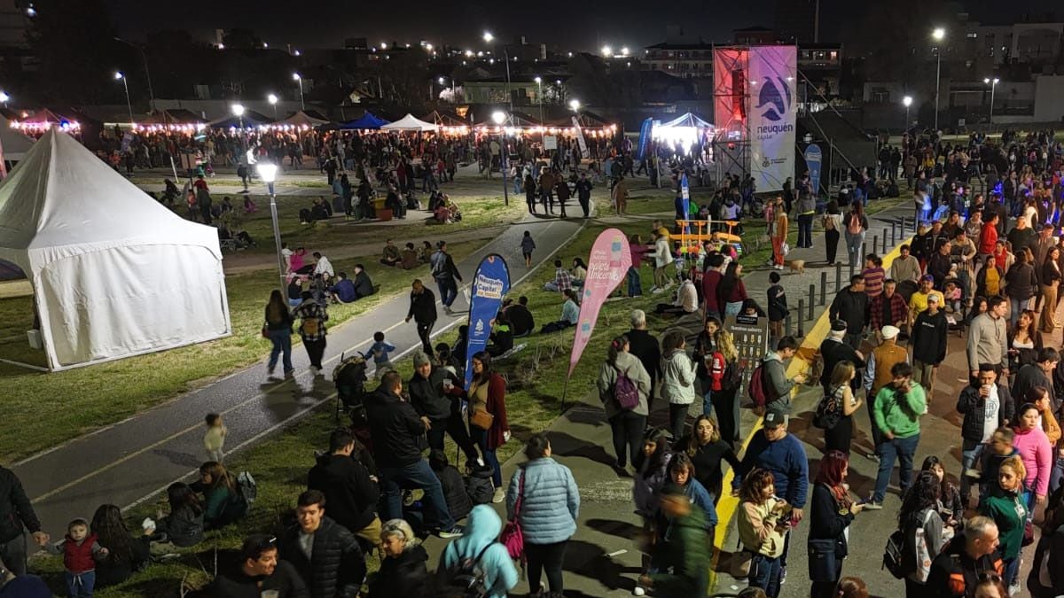Más de 170 feriantes toman el Parque Jaime de Nevares para celebrar a las madres con regalo, música y brasas