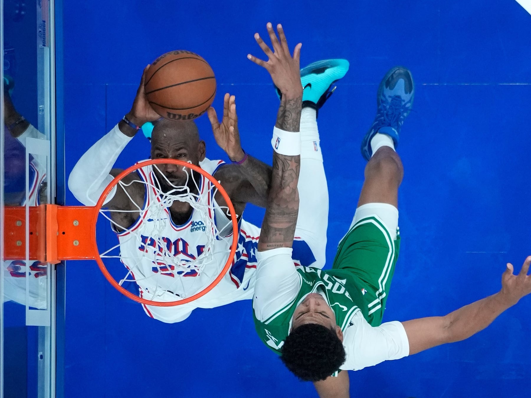 El Rey ya juega en Filadelfia y mostró su primer magia ante Boston