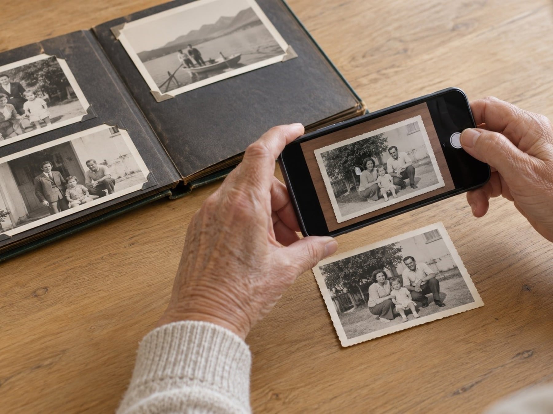 El álbum de la abuela cabe en el celular: cómo pasar las fotos de papel a digital sin perder la historia (ni la paciencia)
