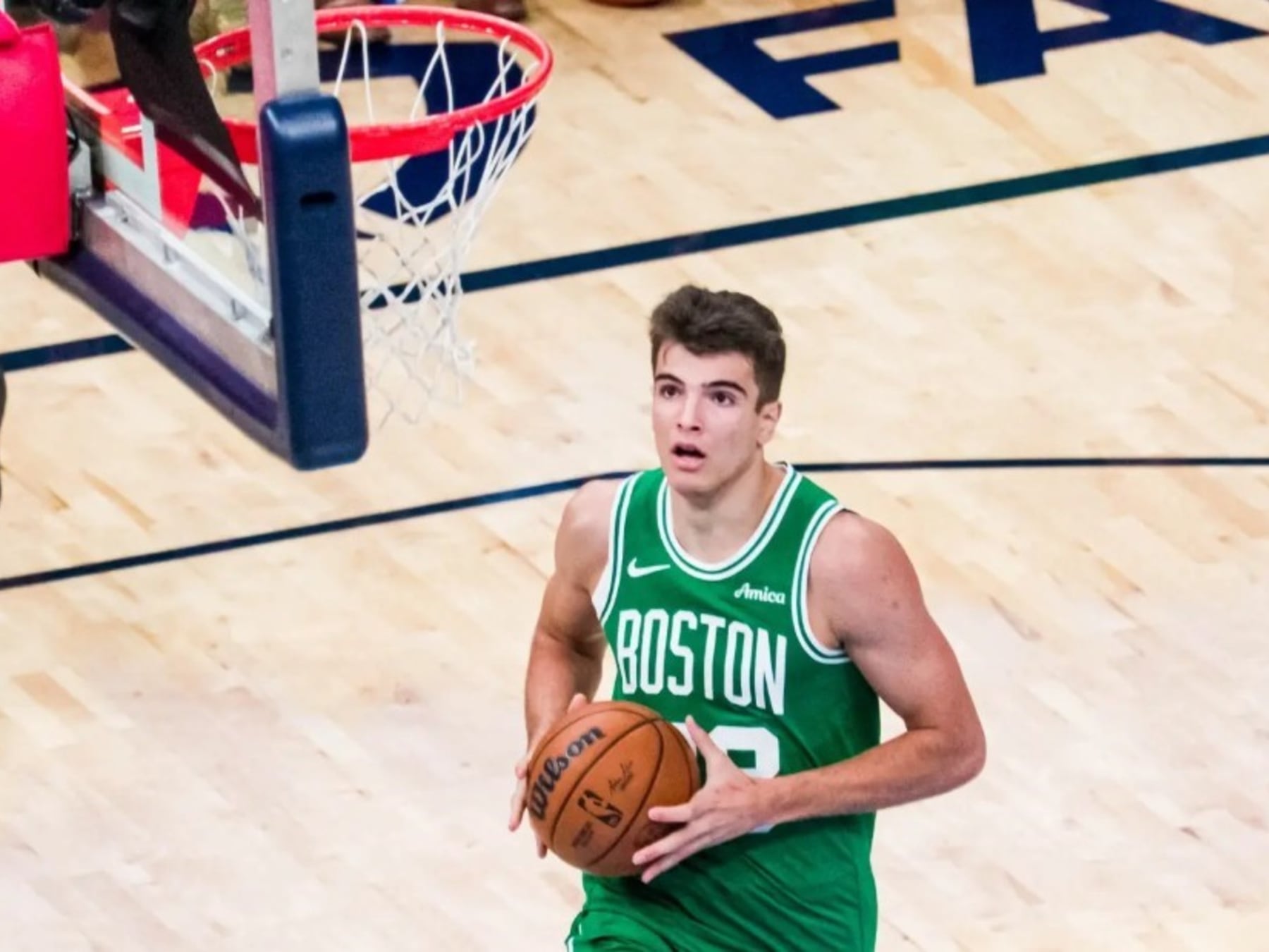El español Hugo González se animó todo en la previa de la NBA: volcada con pasos de más y los árbitros miraron para otro lado