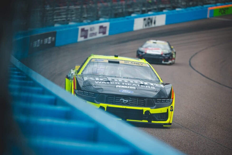 Blaney hizo explotar Phoenix: el Misil se llevó la pole y Larson se complicó solo