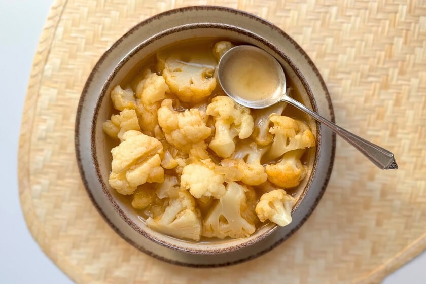 Sopa de coliflor en su versión troceada: una receta con caldo aromático y cuerpo de cuchara