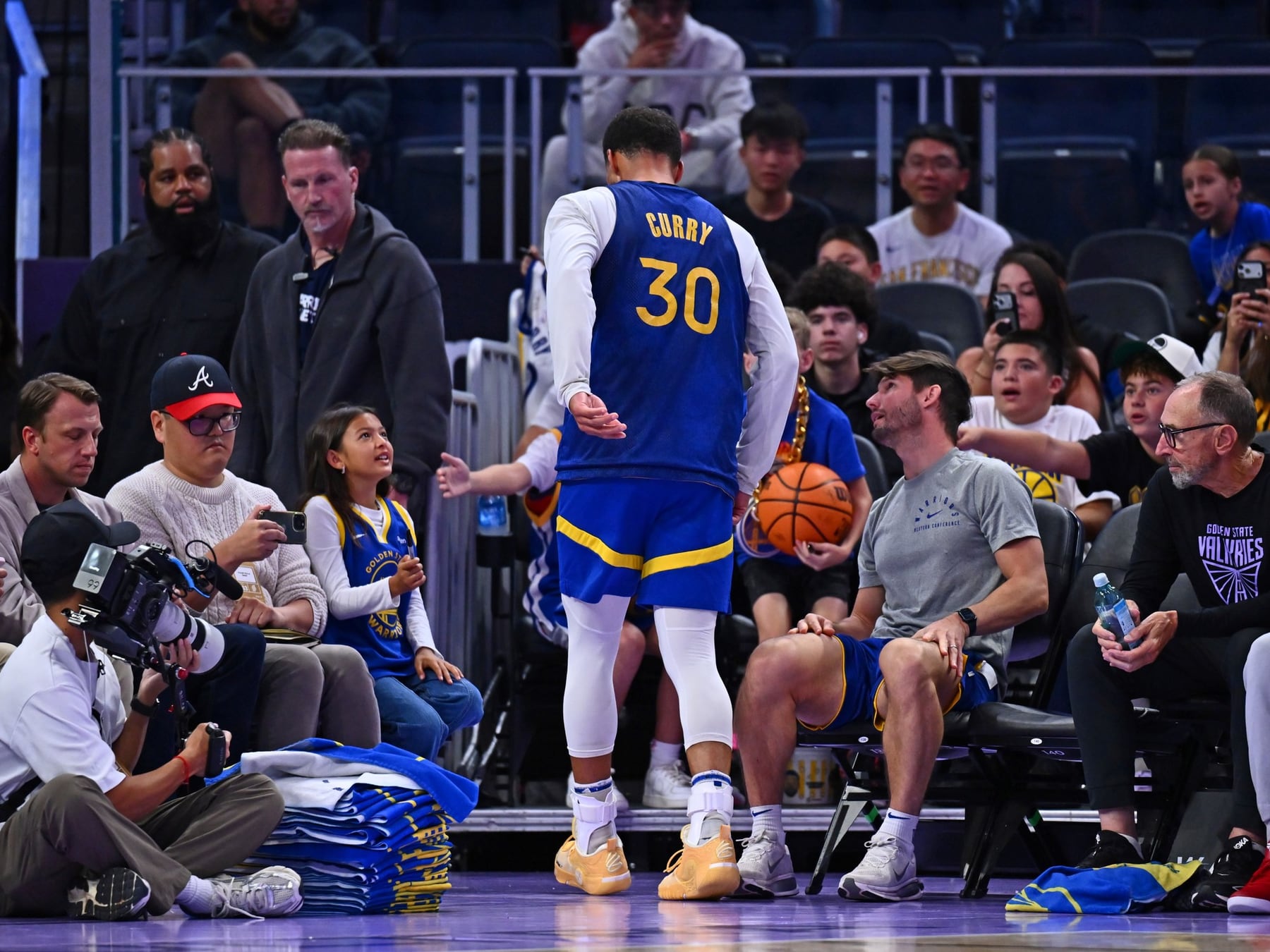 Curry renovó con Golden State por dos años, pero se torció el tobillo en plena práctica y encendió las alarmas
