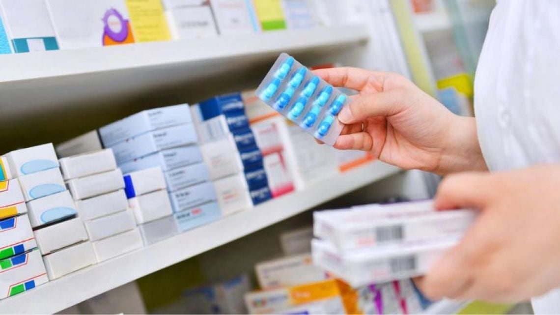 Remediar quedó en el umbral del dispensario: de 128 medicamentos a apenas seis en los centros de salud