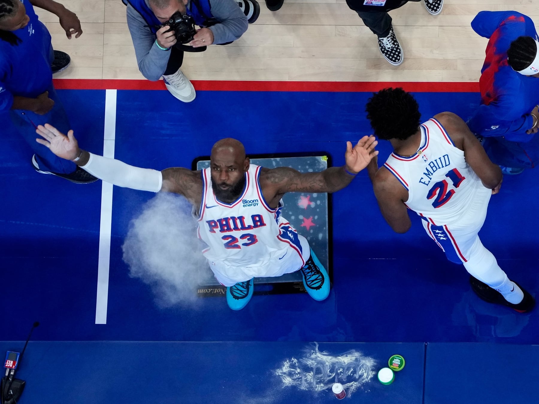 LeBron, a los 41, se pone la camiseta de los 76ers y debuta en el Madison contra los Knicks, los reyes vigentes