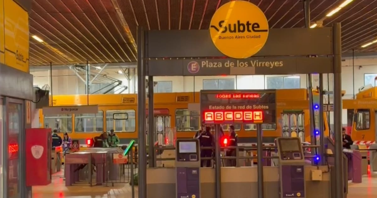 Dos delegados del subte detenidos en plena protesta y las seis líneas quedaron paralizadas