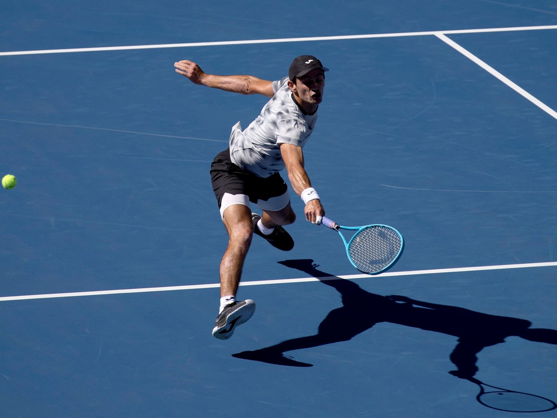 Navone salvó cuatro bolas de set, lo dio vuelta en el tie-break y bailó a Cerúndolo en Bruselas