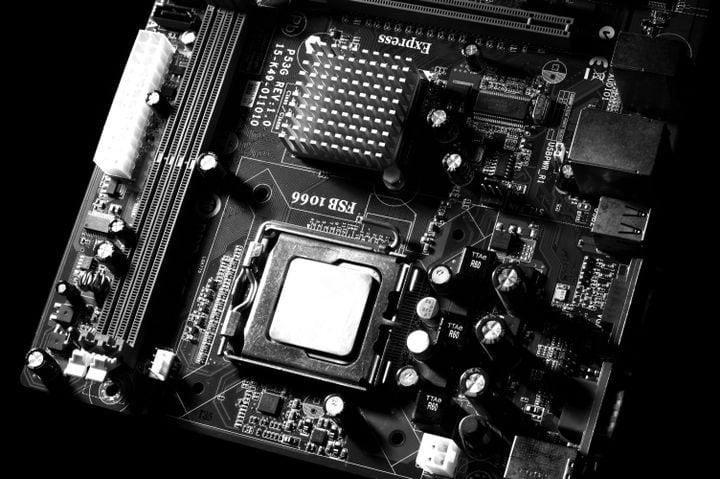 GIGABYTE se sube al anime y lanza dos placas madre AM5 con acabado blanco y figura coleccionable