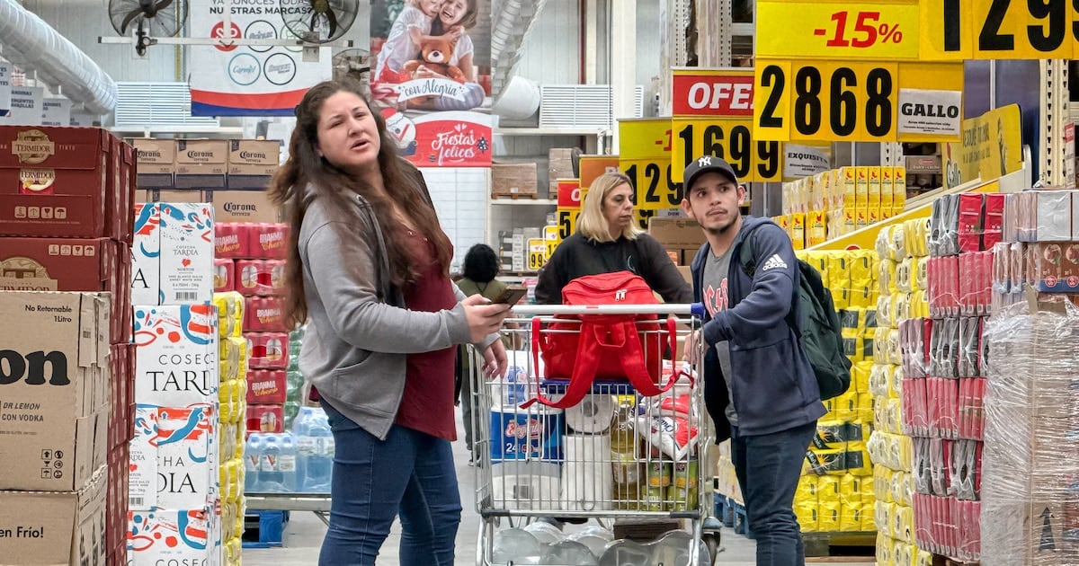 El consumo de Retail se retrajo en agosto y acumula ocho meses de caída real