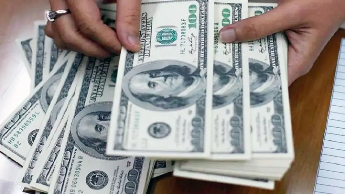 El dólar oficial reachedó los $1.550 y redujo la brecha con el blue al 2,5%