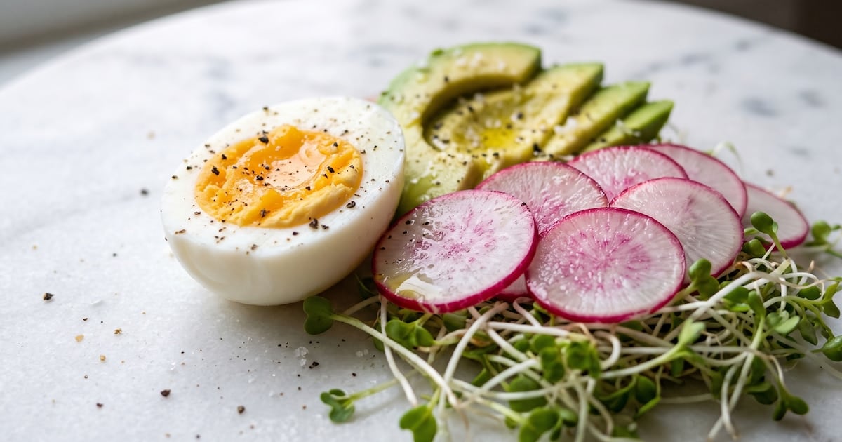 El huevo duro gana nutritionalmente con estos acompañamientos
