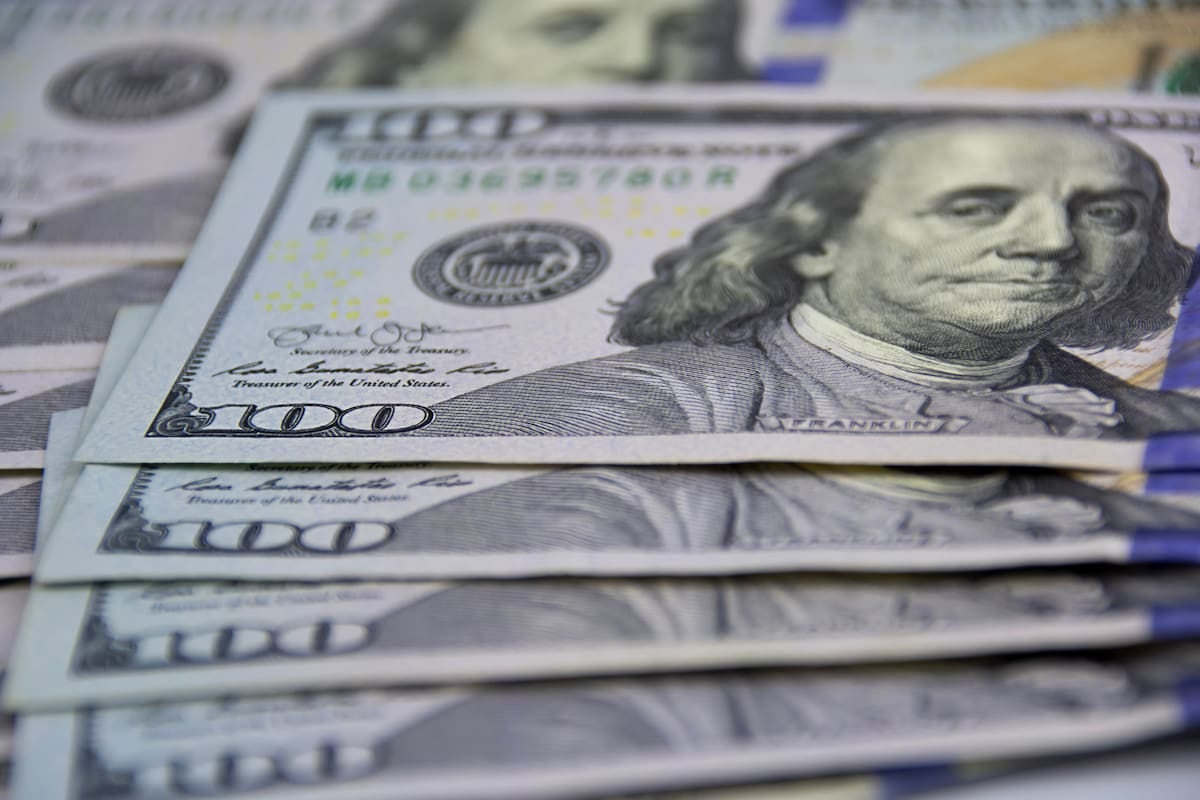 El dólar queda sin movimiento durante el fin de semana mientras la inflación mensual se acerca al dos por ciento