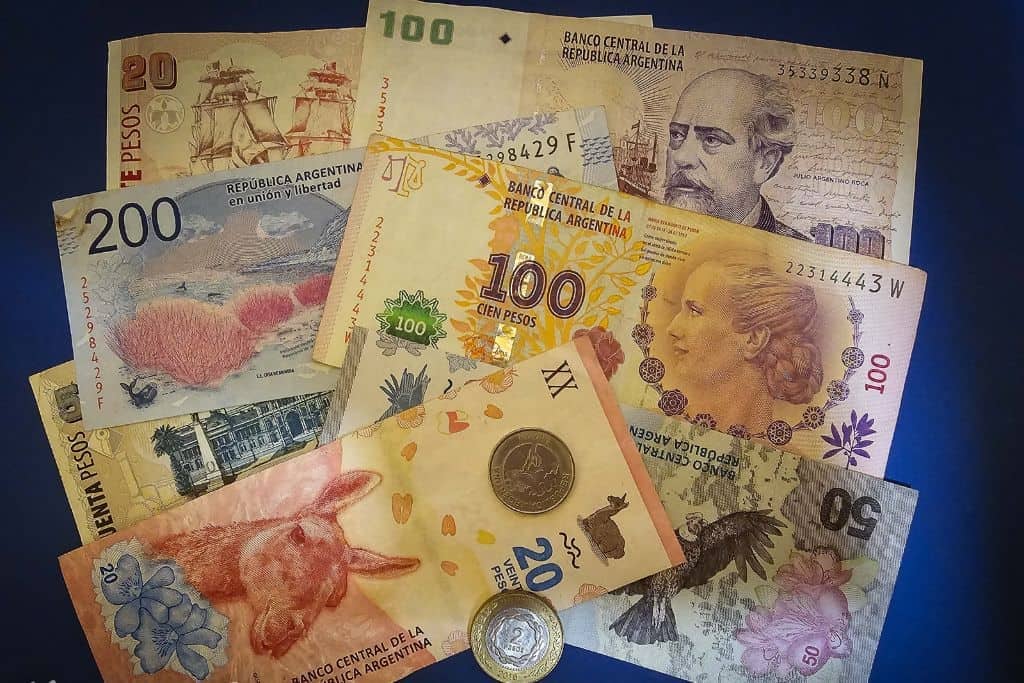 El dólar arranca la semana sin cambios en $1.500 y con una brecha menor frente al blue
