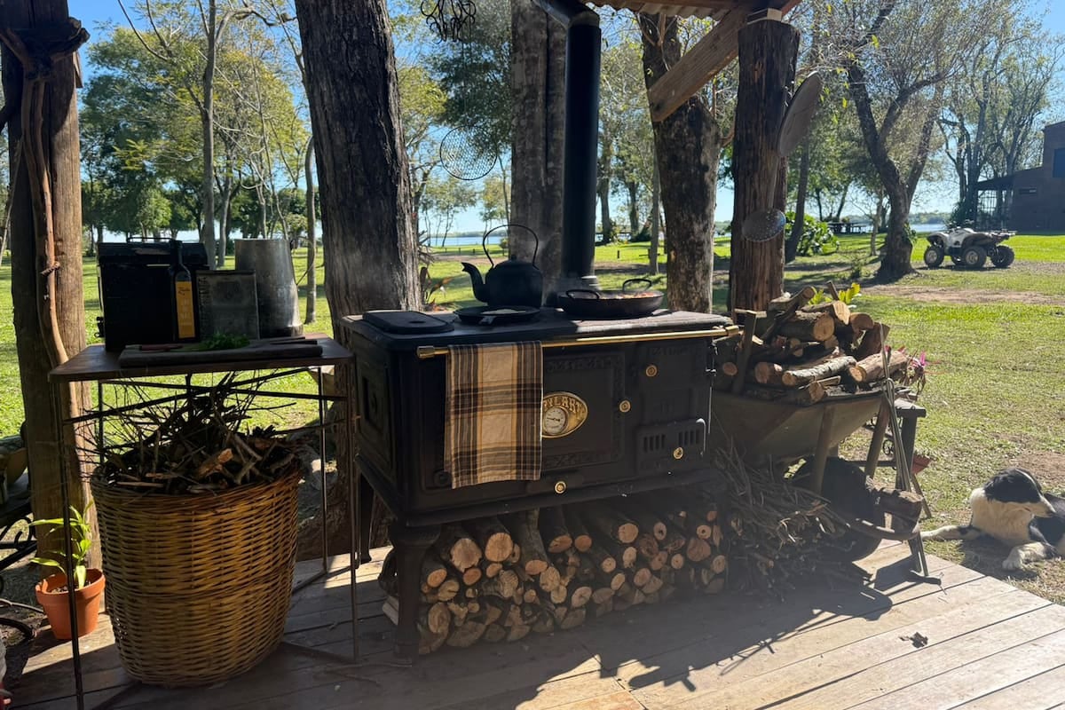 Una fábrica de Tres Arroyos mantiene viva la cocina a leña con 128 años de trayectoria