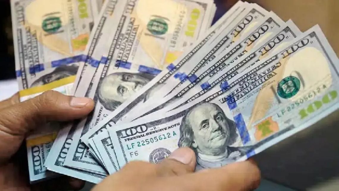 El dólar informal terminó el lunes a 1.575 pesos y el contado con liquidación superó los 1.670